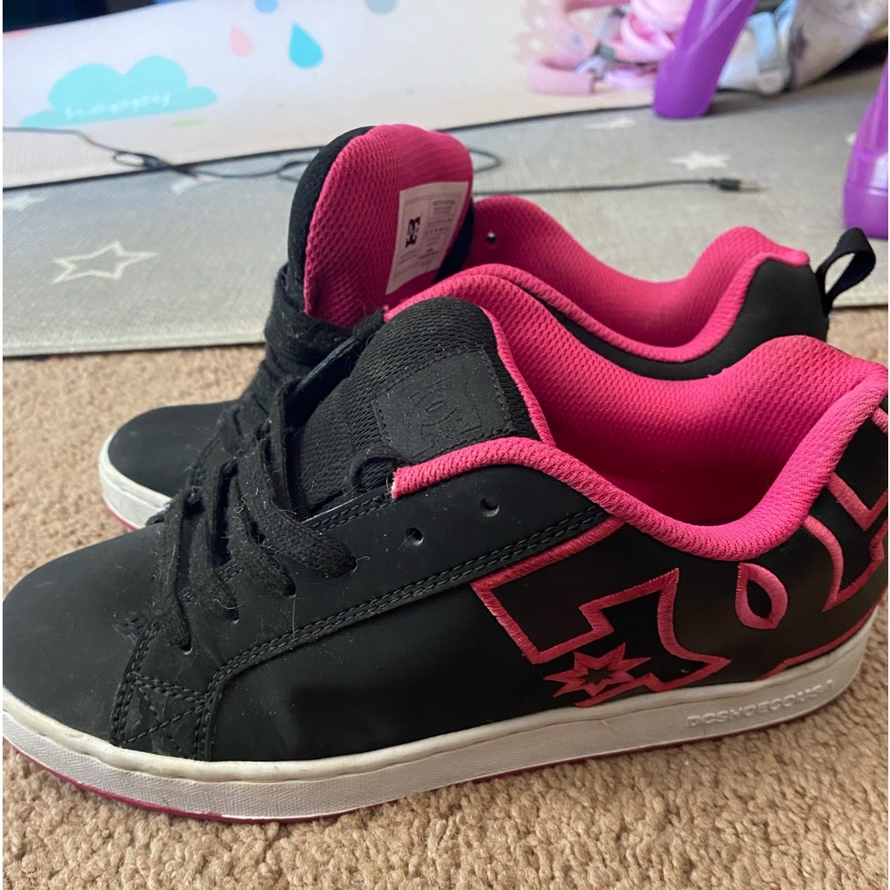 Black and pink dc shoes